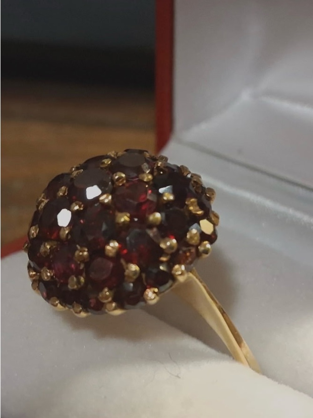 SOLID 18k -pure 750 mark GARNET Cluster dome Ring Luscious!!! Timeless Beauty.